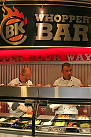 Mark Dowding (re.) vom Burger King "Culinary Inspiration Team" einmal selbst an der Vitrine (Foto: Martin Schmitz)